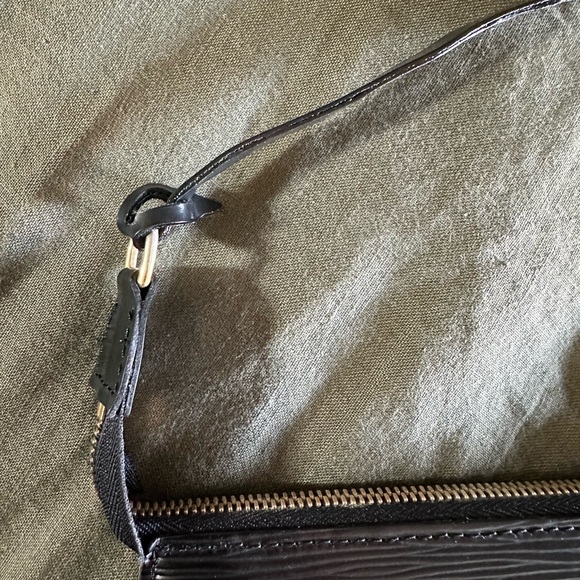 VINTAGE Louis Vuitton Pochette Accessoire in black Epi Leather - Picture 4 of 14